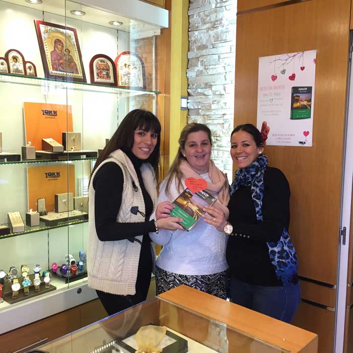 Elisabeth y Vernica entregan el cofre vip a Tania