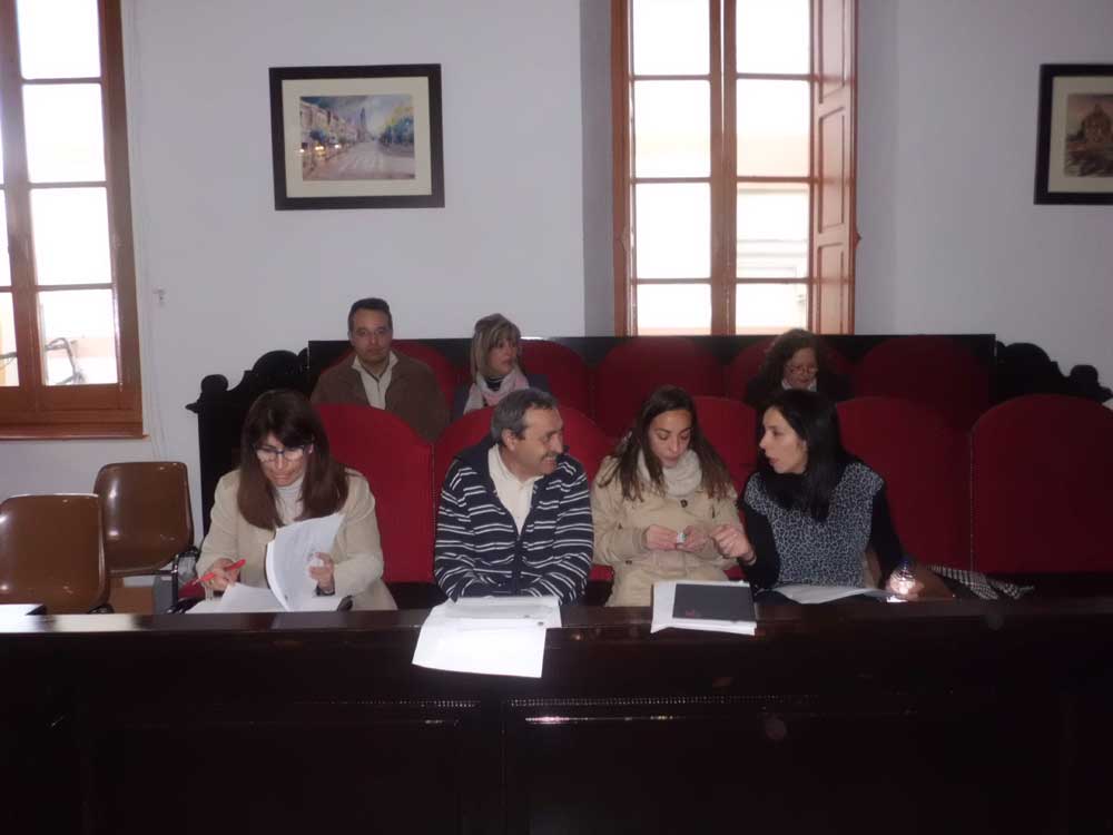 Ruiz y el resto de concejales no adscritos, en primera fila