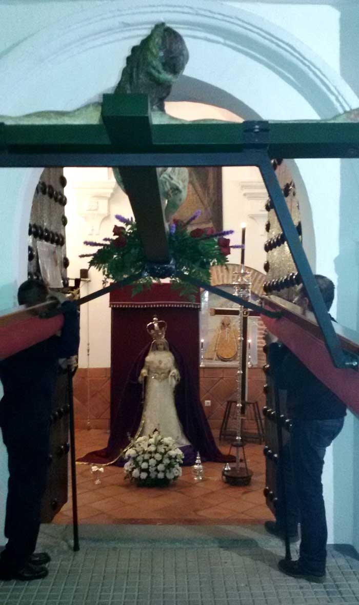 Sobriedad y recogimiento durante el V�a Crucis 