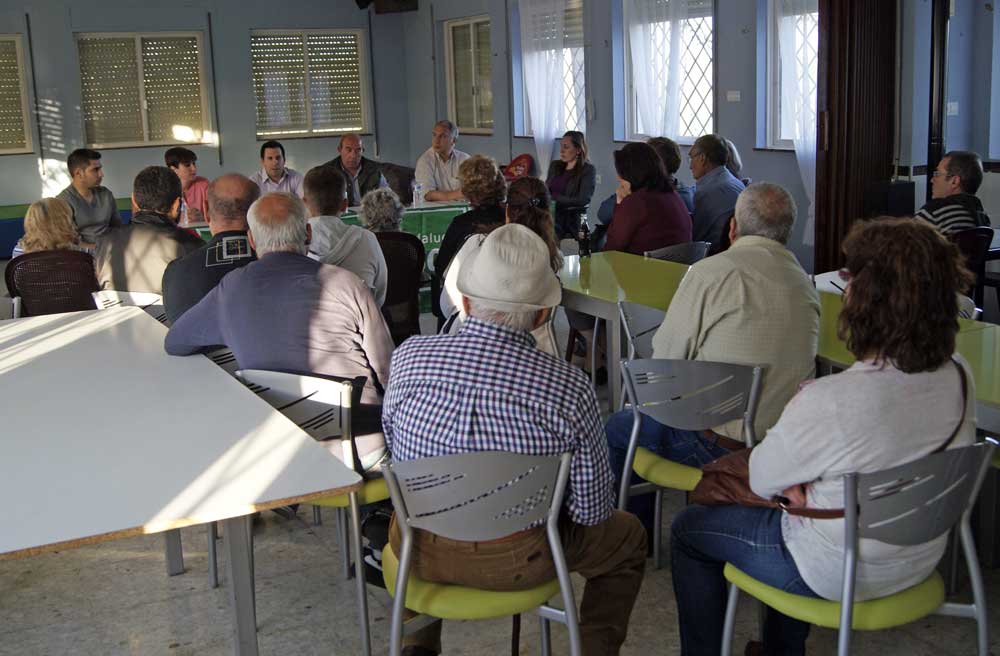 Jos Ignacio Expsito con los vecinos de La Guita