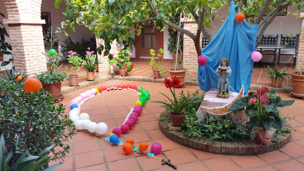 El colegio Presentacin de Mara realiza una ofrenda floral 