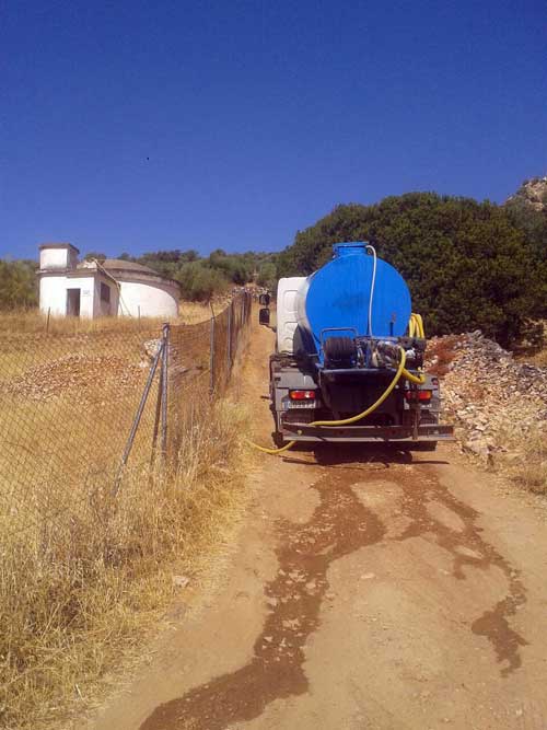 El depósito de la ladera del Peñón se está llenado con una cuba