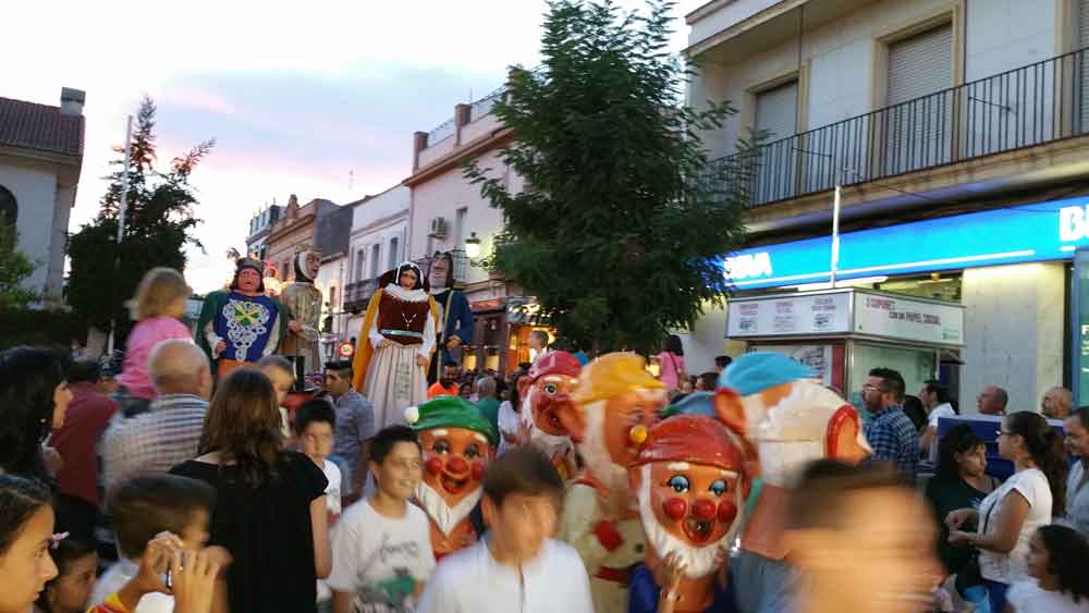 El encendido de las luces y el pasacalles marca el inicio de la feria