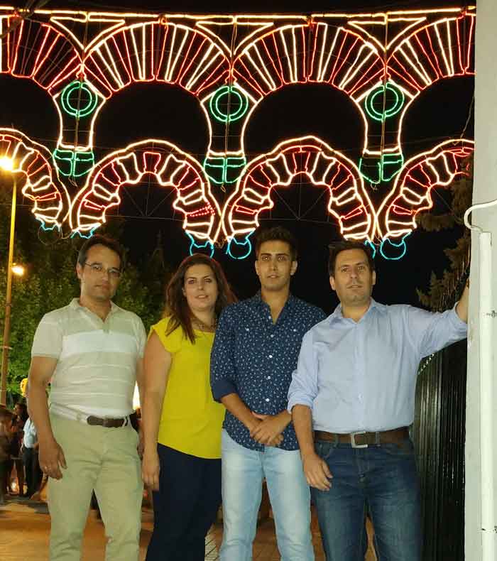 El encendido de las luces y el pasacalles marca el inicio de la feria