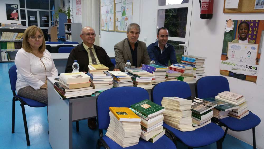Donaci�n de m�s de 200 libros a la biblioteca de Belmez