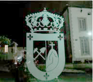 Uno de los manipulados escudos municipales del Hotel Rural Las Minas. (J.L. Mohedano)