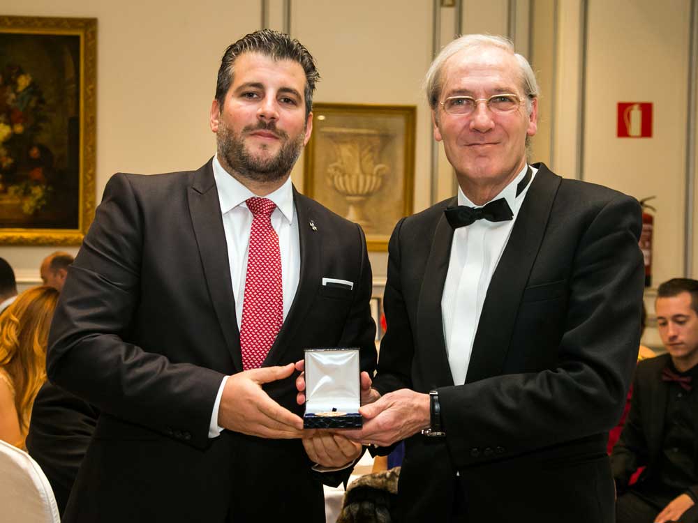 Benjamn Garcinuo recibe el galardn Foro Europa 2001