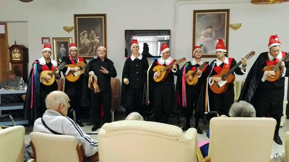 La Tuna visita las residencias de ancianos