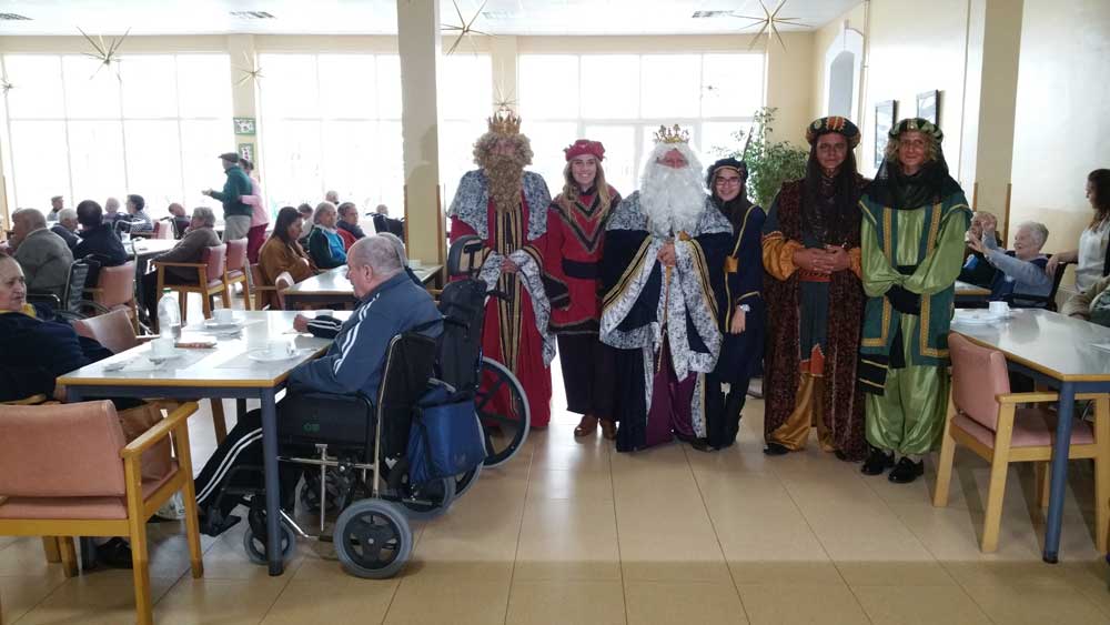 Los Reyes Magos visitan las residencias de mayores y el Hospital