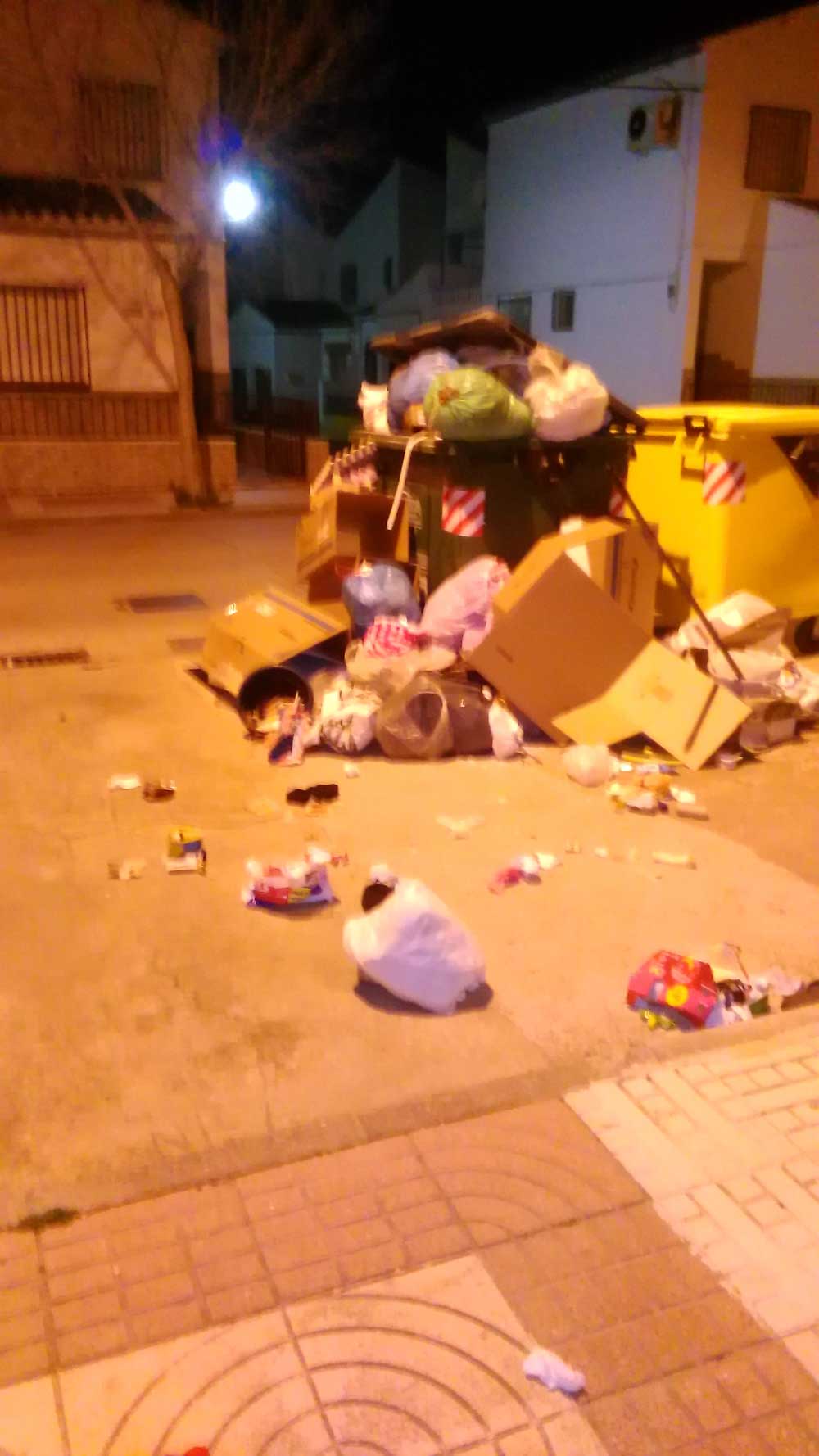 Mala utilizacin del contenedor de basuras 