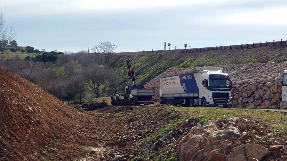 Adif retira los vagones del tren de carbn descarrilado