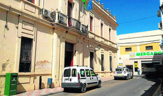 Dos coches de la Polica Local en la puerta del Ayuntamiento pearriblense