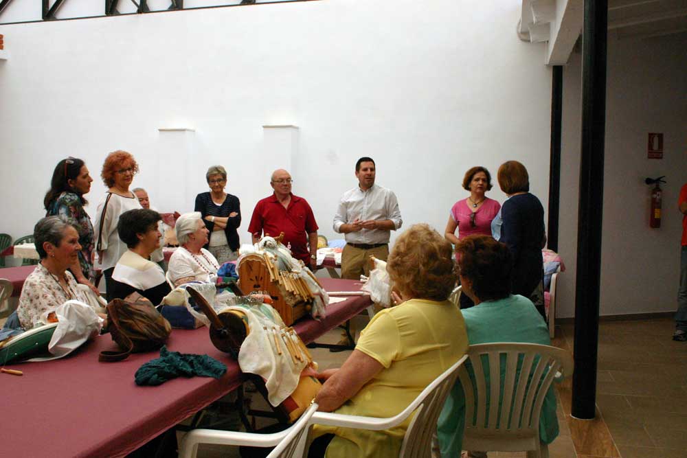 Demostracin de encaje de bolillos en Pearroya