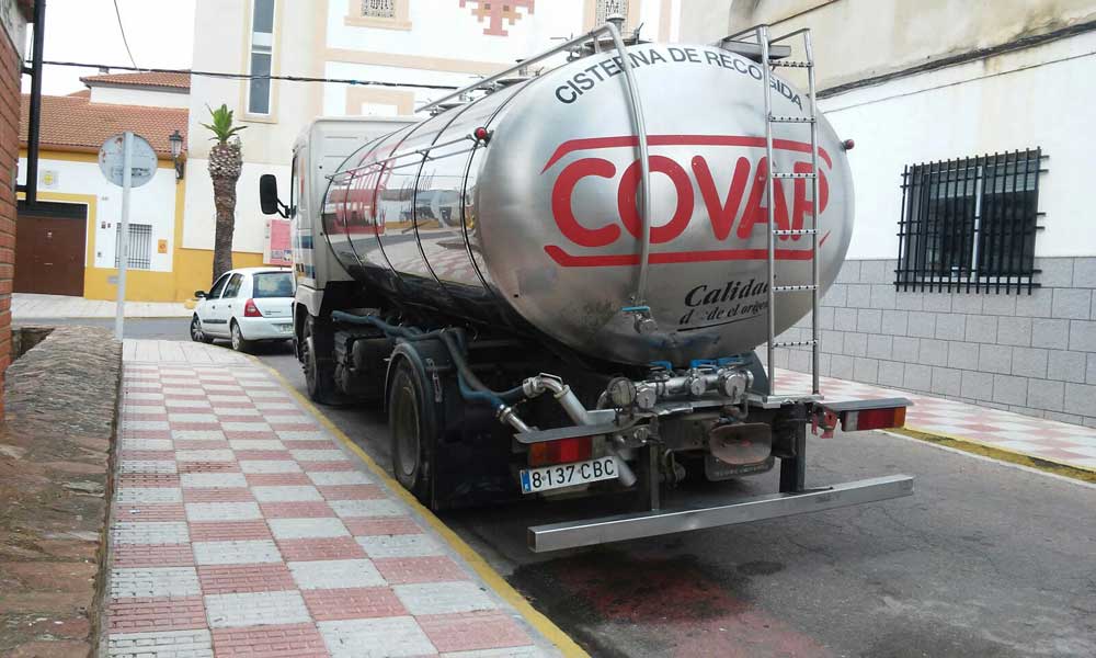 Camin cisterna que permite a los ciudadanos disponer de agua potable