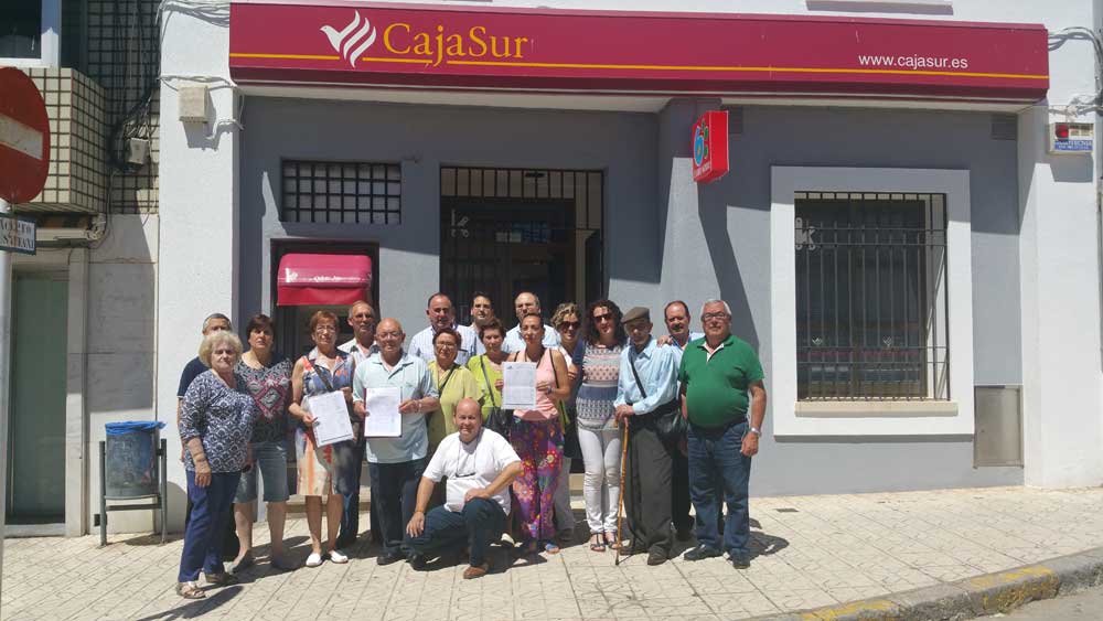 Firmas en contra del cierre de la oficina de CajaSur en Pearroya