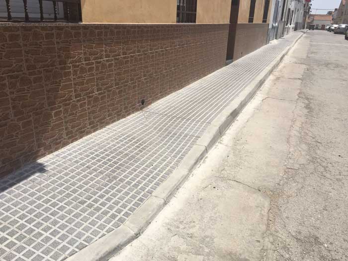 Sustitucin de los acerados y red de agua de la calle Fbrica