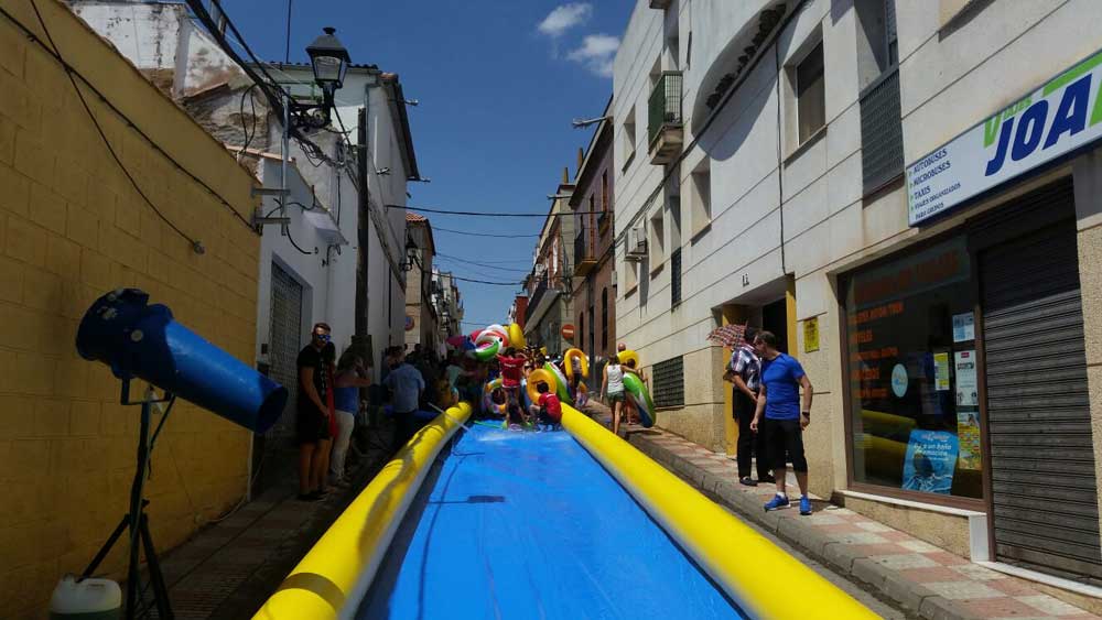 Risas y diversin en el tobogn acutico 