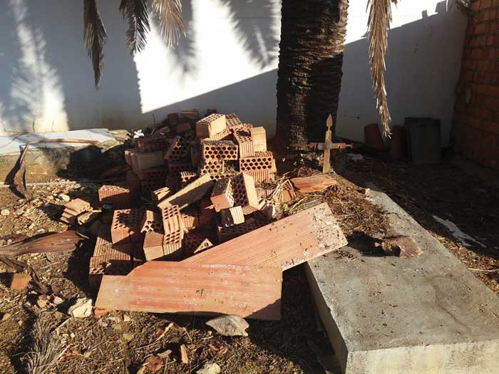 Olores y deficiencias en el cementerio del distrito de Pearroya