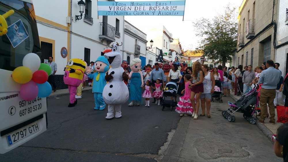 La procesin de la Virgen del Rosario marca el inicio de la feria