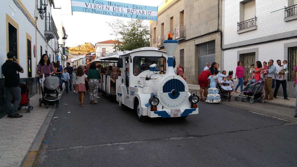 La procesin de la Virgen del Rosario marca el inicio de la feria