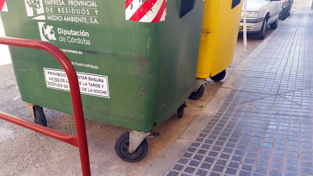 Contenedores obstaculizan paso de discapacitados 