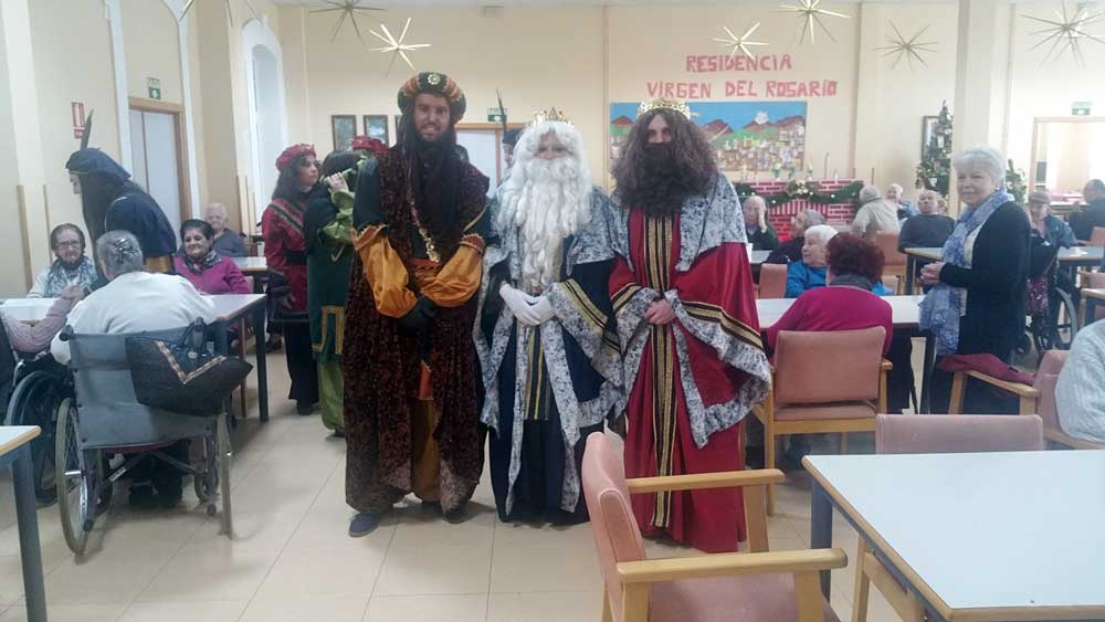 Los Reyes Magos visitan las residencias de mayores y el Hospital
