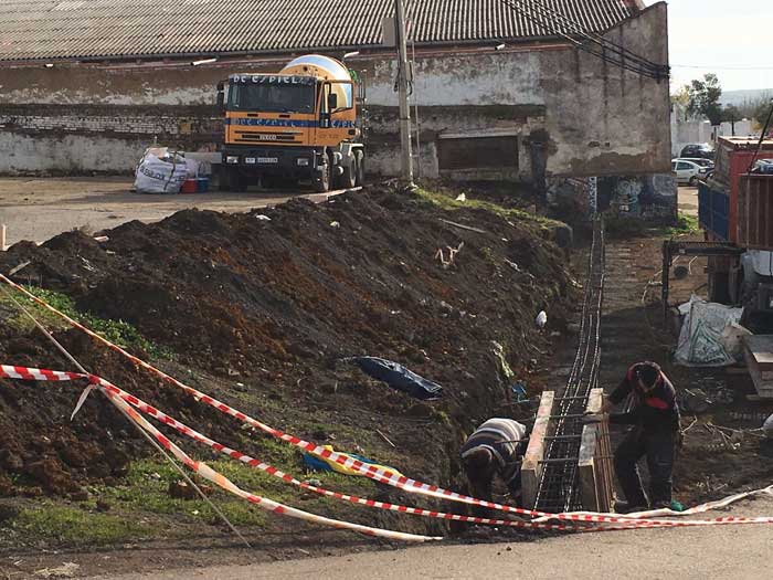 Construccin del muro de proteccin y asfaltado de la estacin de autobuses