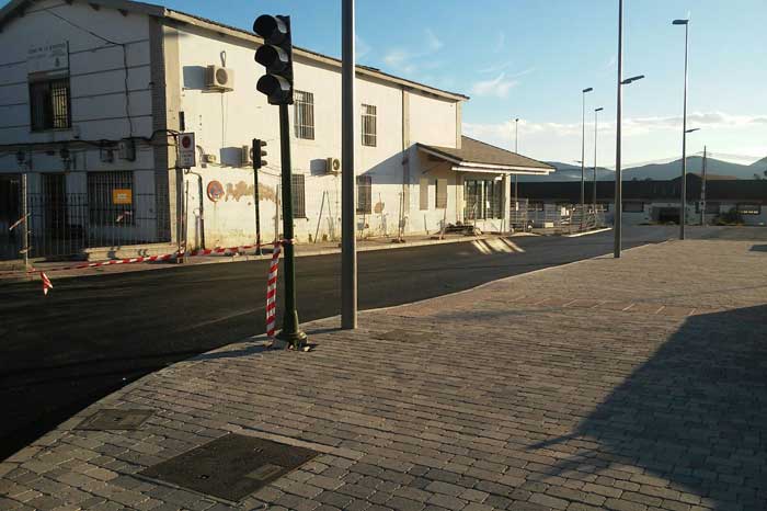 Construccin del muro de proteccin y asfaltado de la estacin de autobuses