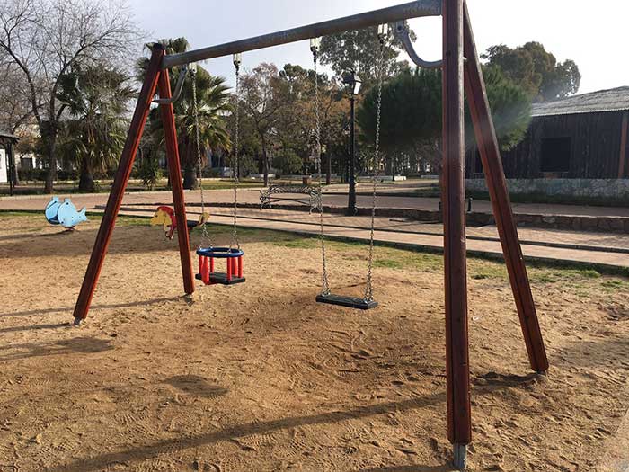 El consistorio renueva el mobiliario infantil del parque Carbonífera