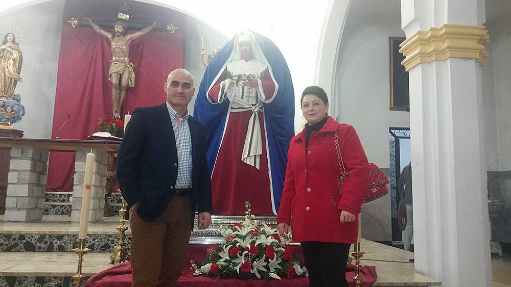 Herminia Marcado y Salvador Silo junto a la Virgen de la Amargura