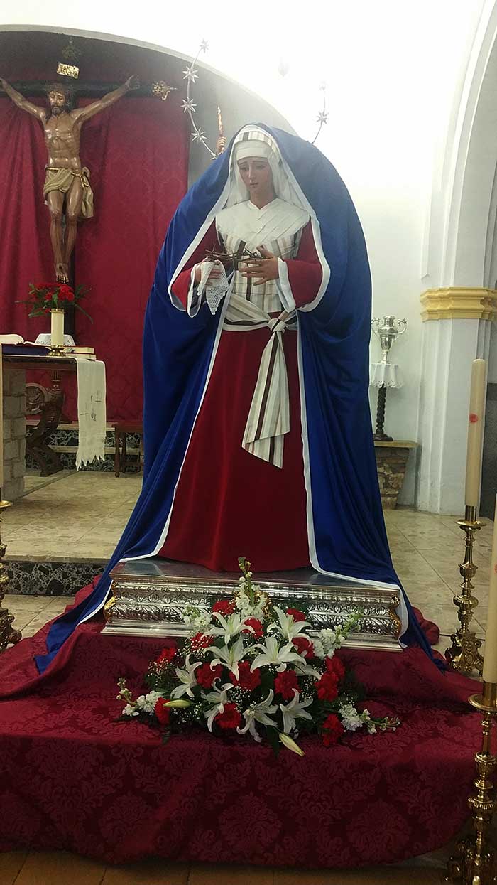 Herminia Marcado y Salvador Silo junto a la Virgen de la Amargura
