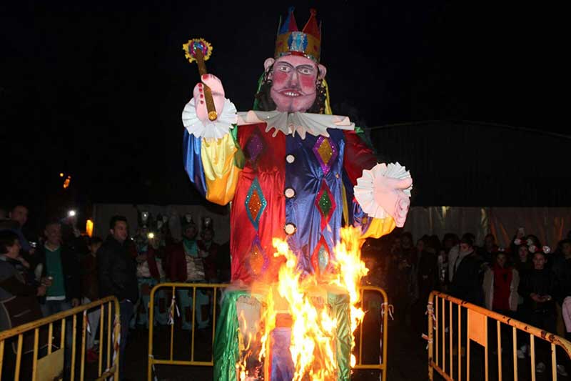 La quema del Dios Momo pone el cierre al carnaval