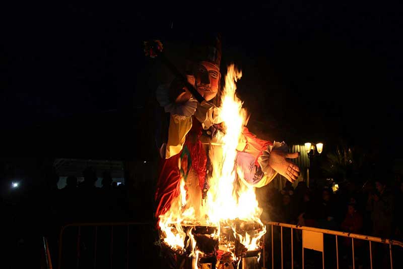 La quema del Dios Momo pone el cierre al carnaval
