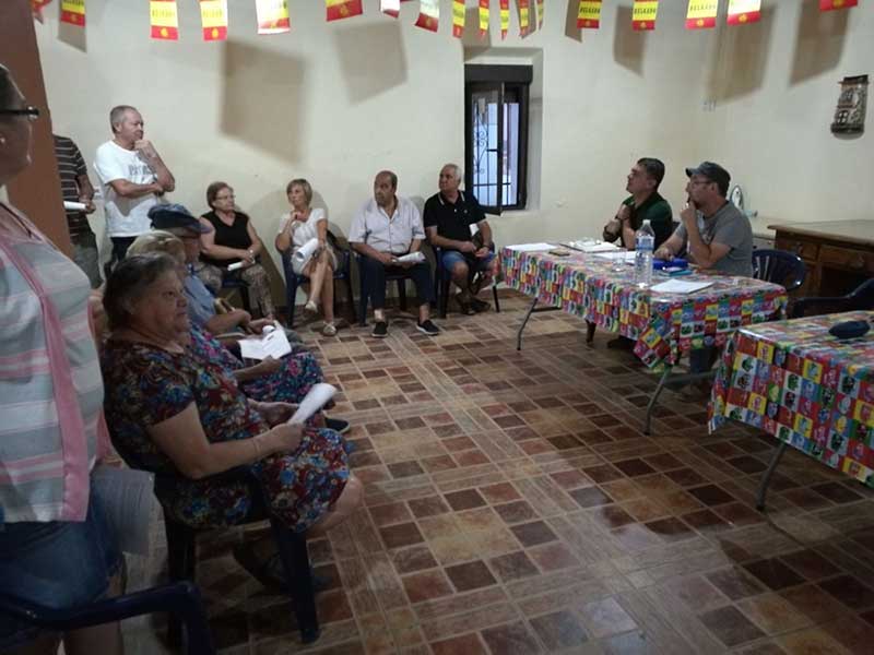 IU mantiene un encuentro con la AA/VV. San Miguel