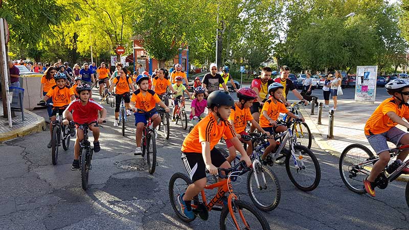 Unos 500 ciclistas se dan cita en el Da de la Bicicleta