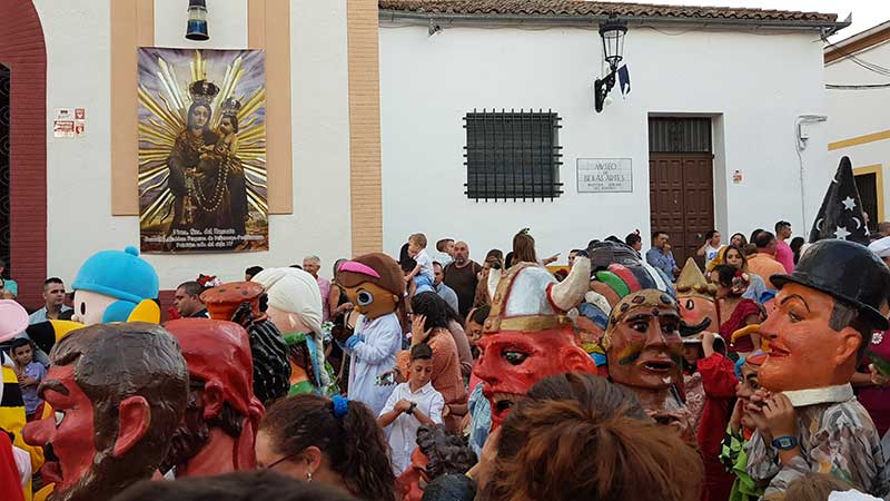 La procesin de la Virgen del Rosario marca el inicio de la feria