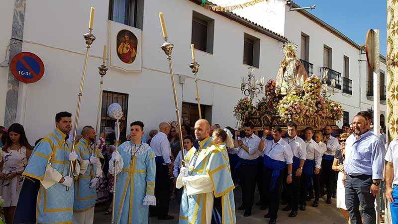 La procesin de la Virgen del Rosario marca el inicio de la feria