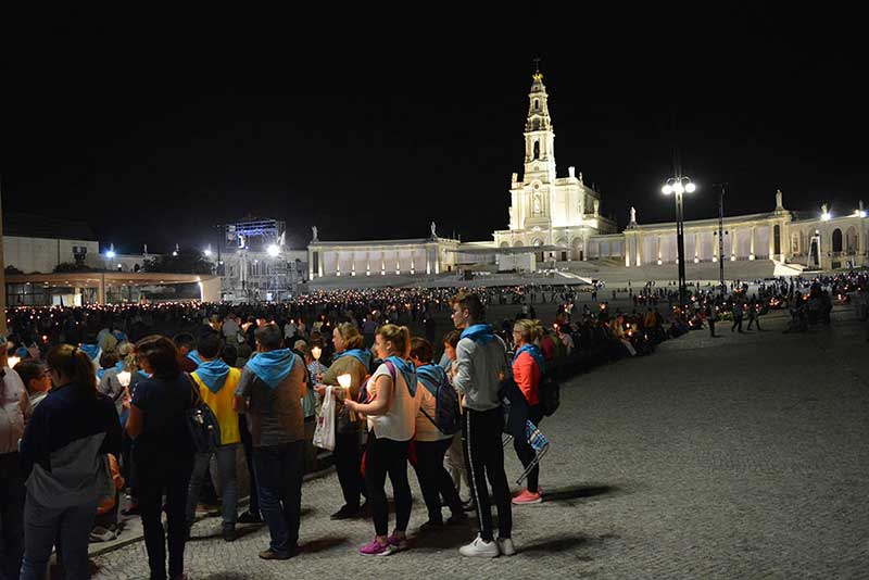 Componentes de la excursin en las explanadas de aparcamiento del Santuario de Ftima