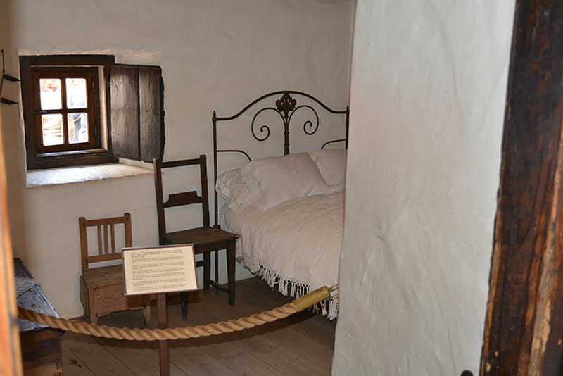 Componentes de la excursin en las explanadas de aparcamiento del Santuario de Ftima