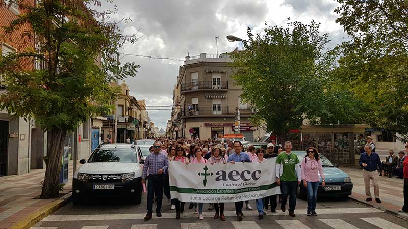 Unas 300 personas participan en la marcha rosa