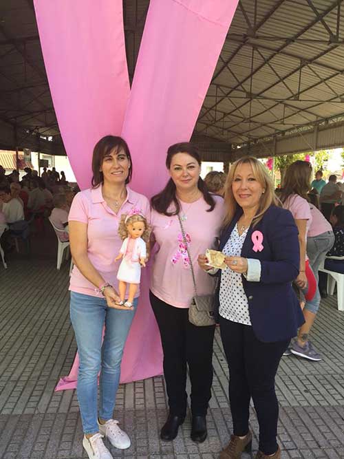 Un ao ms la mueca Nancy se solidariza con la AECC