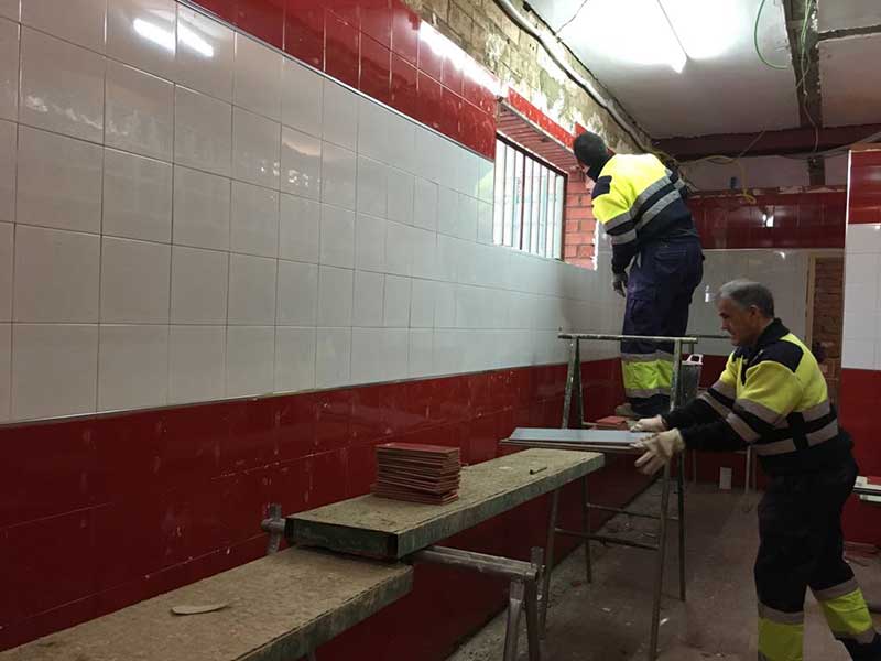 Comienza la reforma de los vestuarios del polideportivo