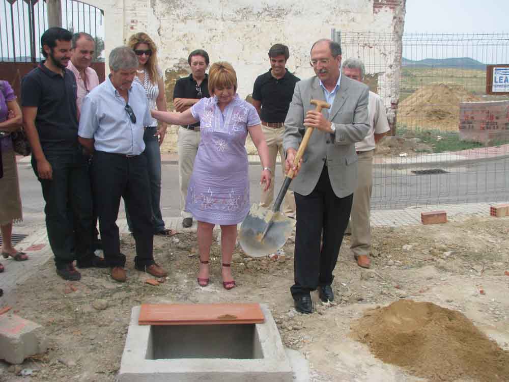 Colocaci�n de la primera piedra para cinco viviendas 