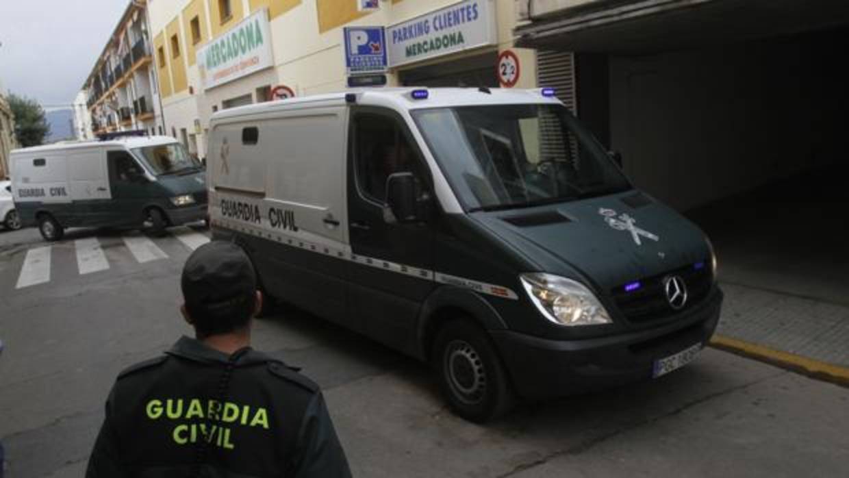 Presencia policial en la entrada de los Juzgados de Pearroya-Pueblonuevo - Archivo