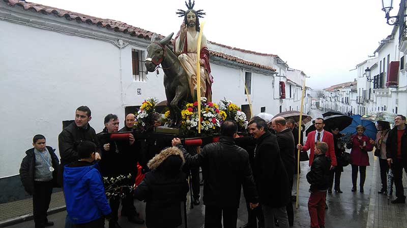 La Borriquita sali� en Procesi�n a pesar del agua