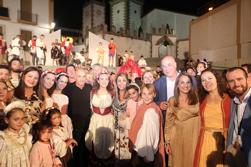 Susana D�az asiste a la representaci�n teatral