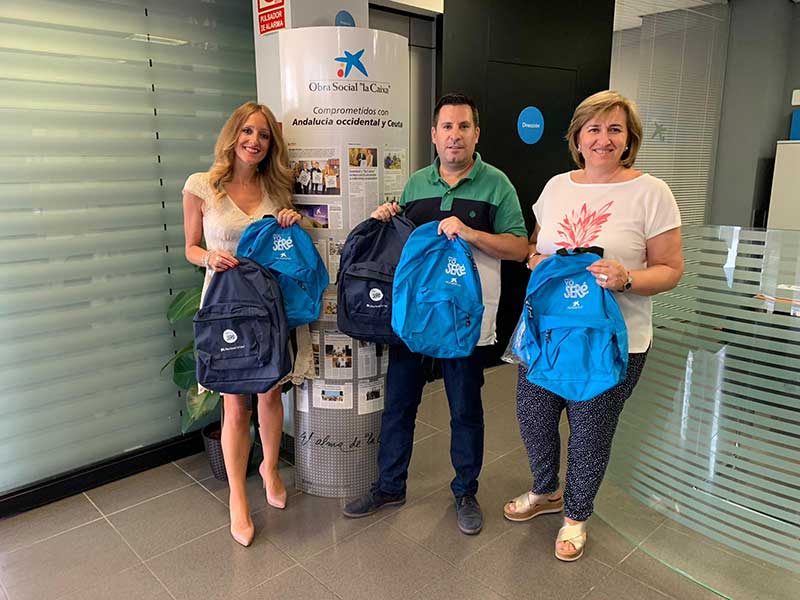 La Caixa entrega al Ayuntamiento material escolar