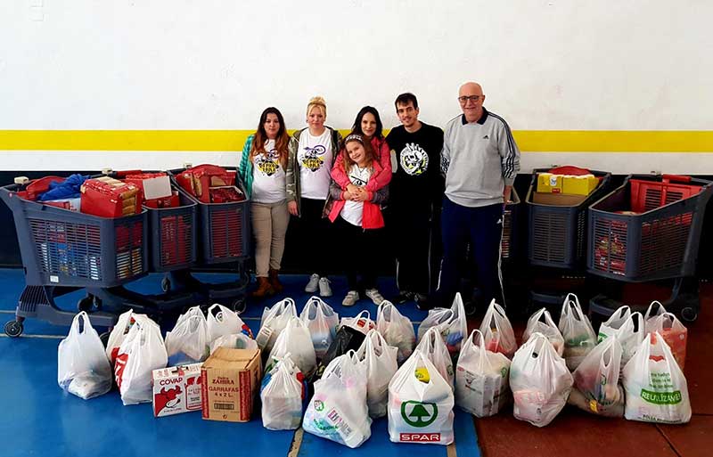 La Asociacin Cultural A Pico y Pala realiza una donacin de alimentos a Caritas