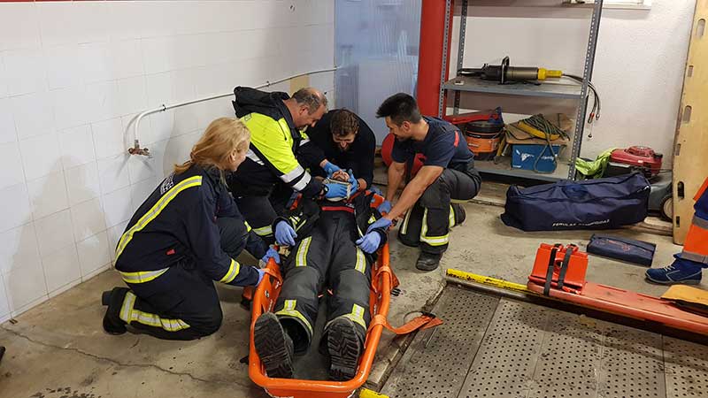  Los bomberos del parque de Pearroya se forman en atencin sanitaria inicial