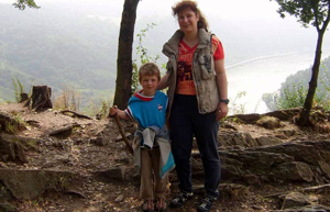 La madre, con el menor que ha aparecido muerto, en la sierra de C�rdoba